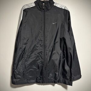 Vintage Nike Black Packable Windbreaker Jacket with Silver Shoulder Panels🔥